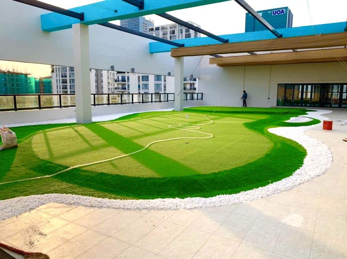 Green golf mini trên sân thượng trường THPT Đinh Thiện Lý